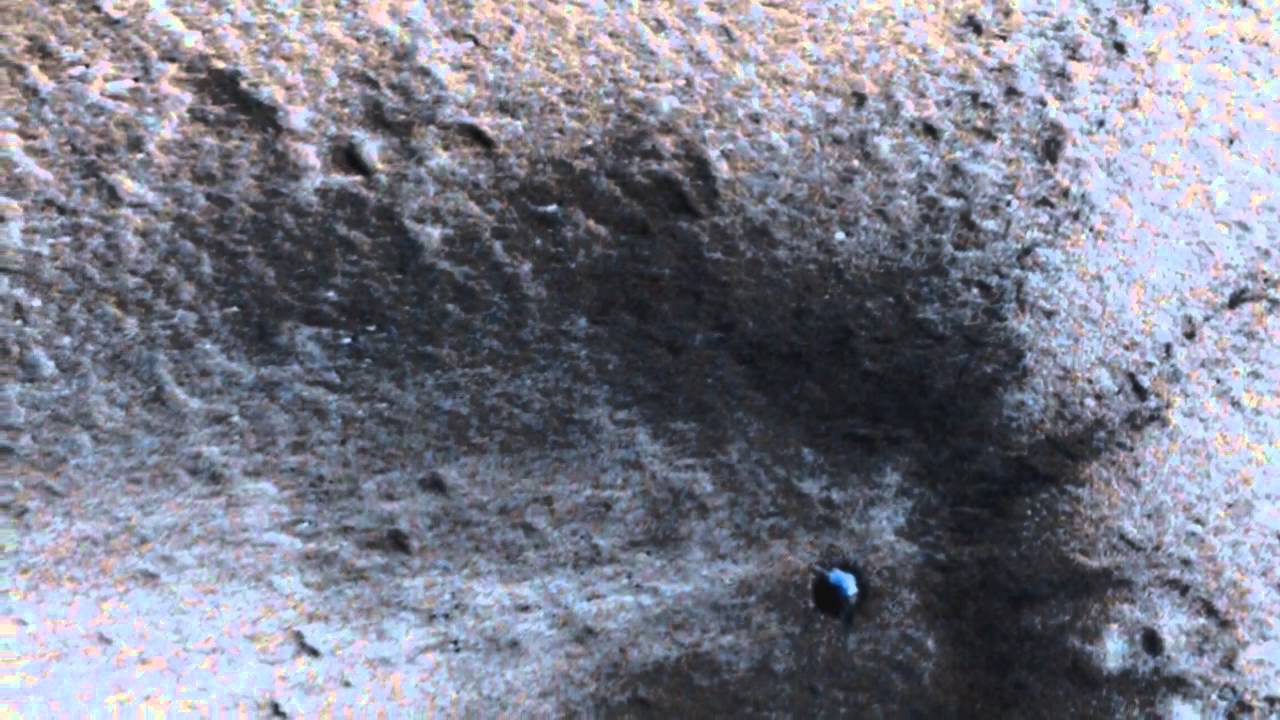 Свежий ударный кратер на Elisium Planitia