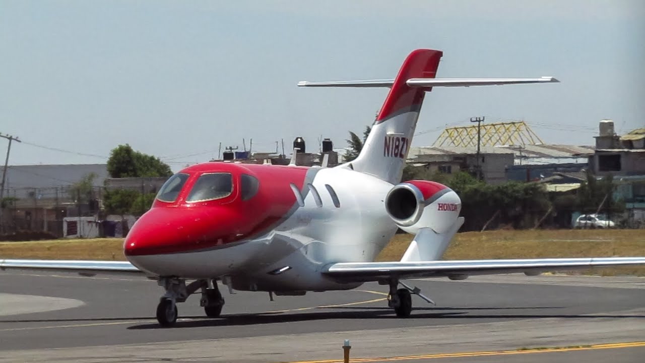 Muy raro HondaJet despegando desde el Aeropuerto de Toluca.