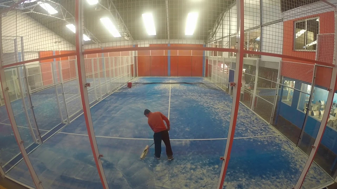 Mantenimiento pistas de pádel. Barrido de pista