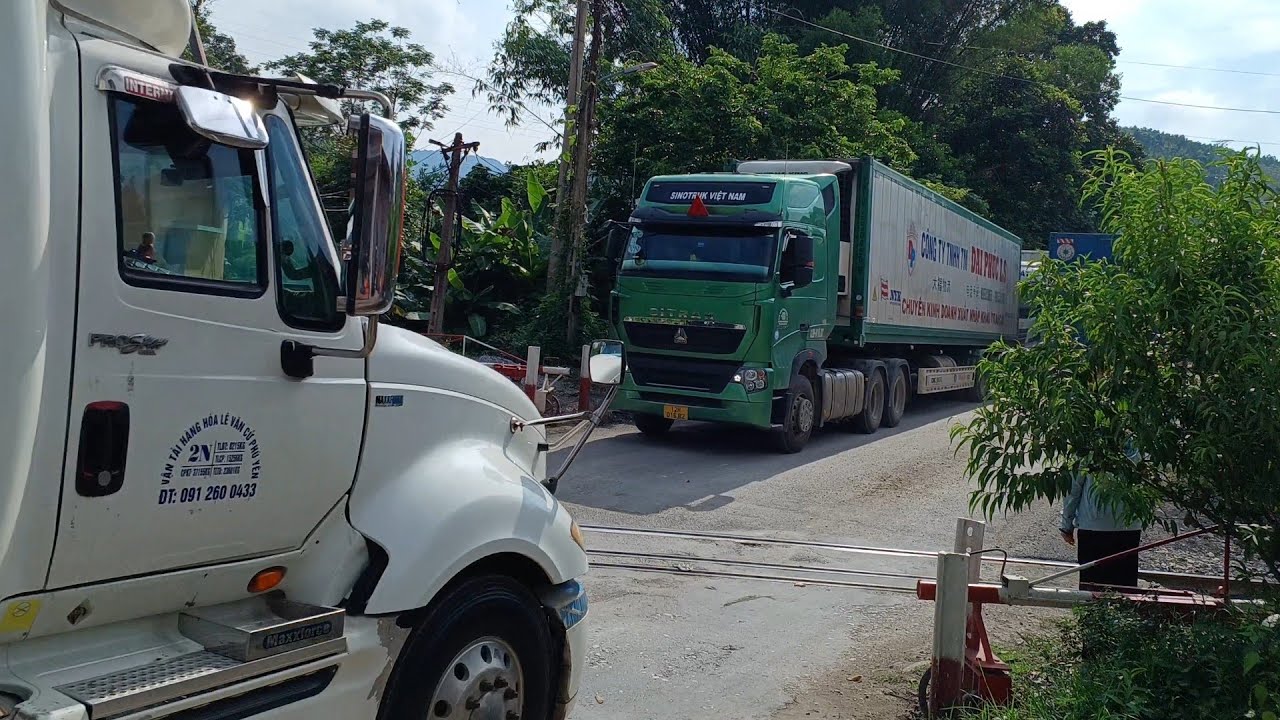 4K EU TRUCK CONTAINER | Biểu diễn xe đầu kéo ben, container qua đường sắt