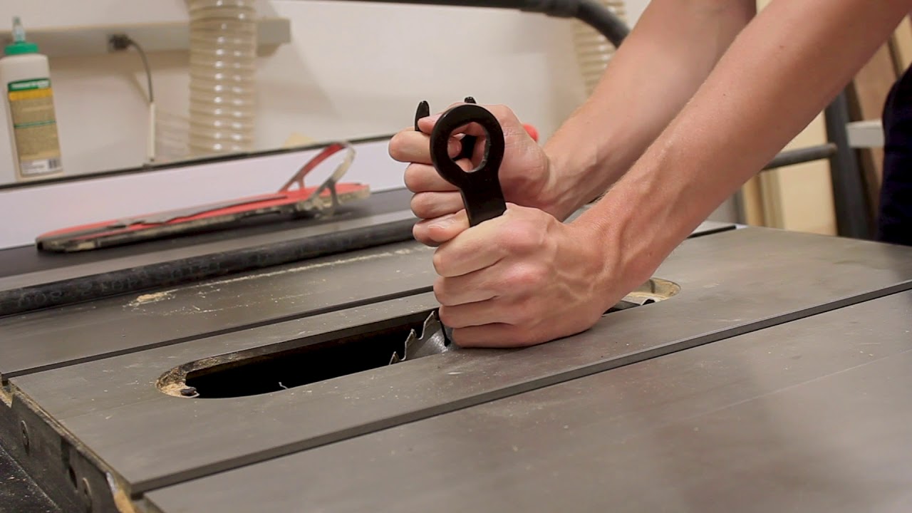 Easily Remove Stuck Table Saw Blade