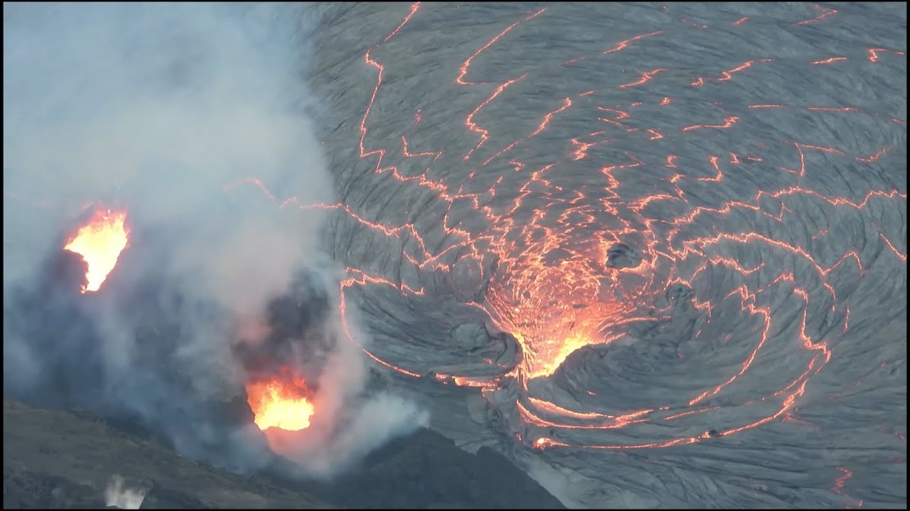 Eruption and Lava Lake in Halema'uma'u (Jan 1, 2021)