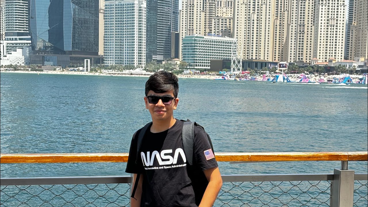 Dubai me akele ghumneka alag hi maza hai