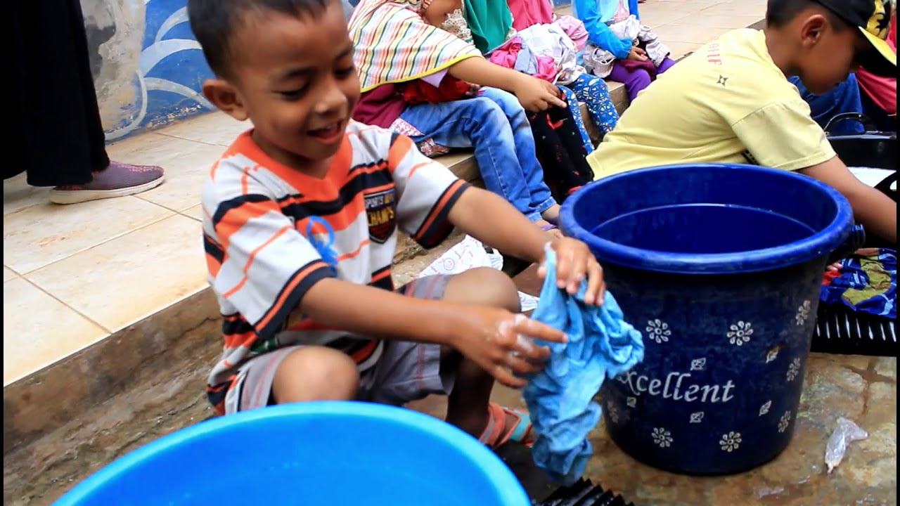 Senangnya Anak TK Mencuci Pakaian Sendiri | Tema Kebutuhanku
