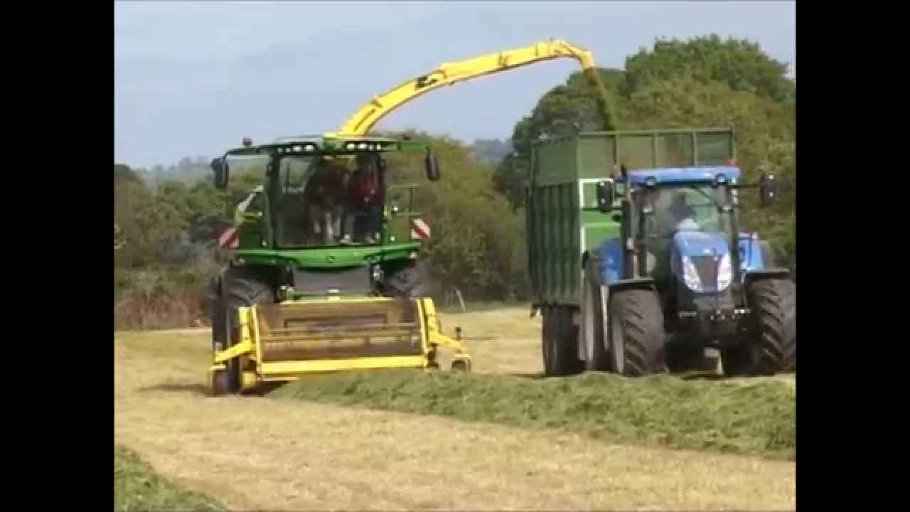 John Deere 8600 picking up silage