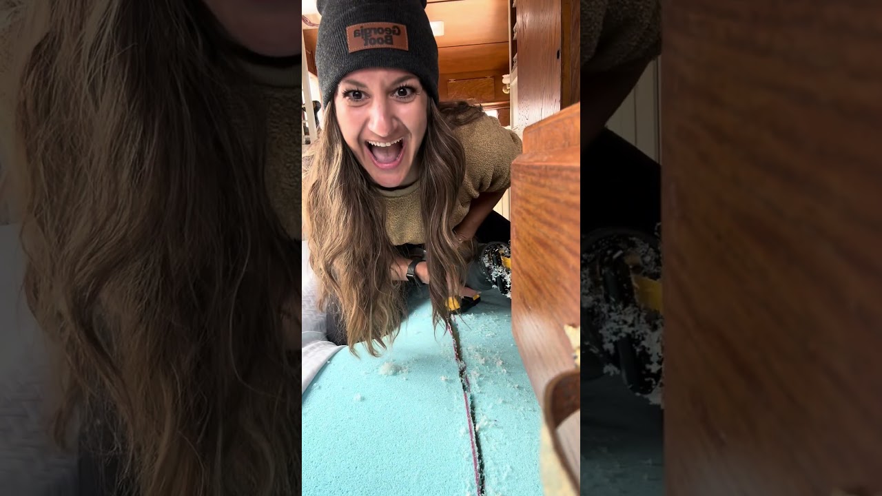 Спальня готова. Передний диван обтянут. Винтажный кемпер почти готов к отправке! #tinyhouse #diy