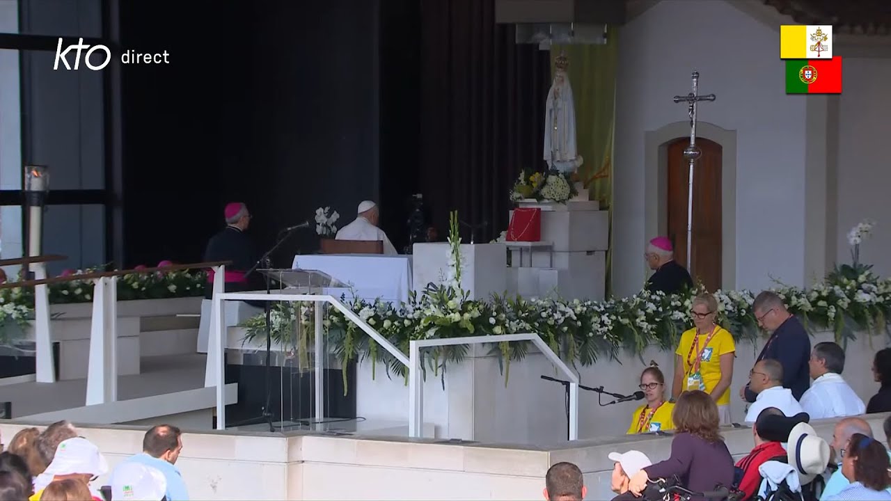 Chapelet avec des malades à la Chapelle des Apparitions du Sanctuaire de Notre-Dame de Fatima