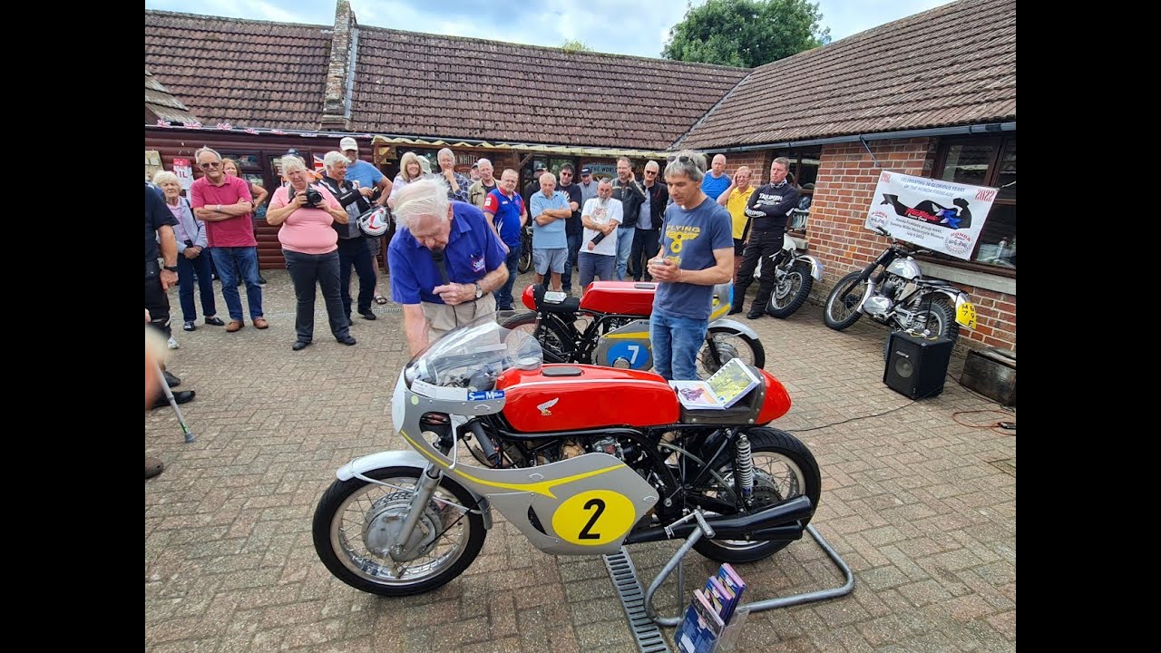 Sammy Miller & Allen Millyard Start Their Honda RC's - Very Loud