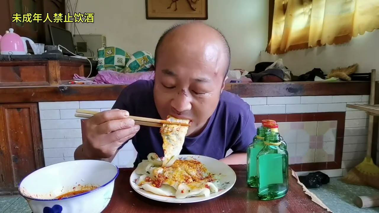 大饺子一盘，小酒必须到位，吃喝的嘎嘎香 #普通的饭菜都是家的味道
