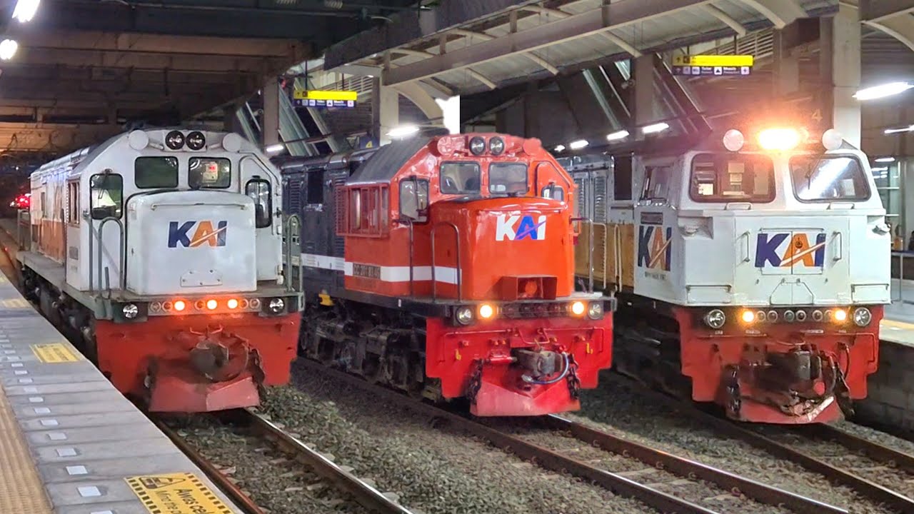 RAMAINYA KERETA API MALAM STASIUN TERSIBUK JAKARTA !! Spesial Lokomotif Livery RNB & Balapan Kereta