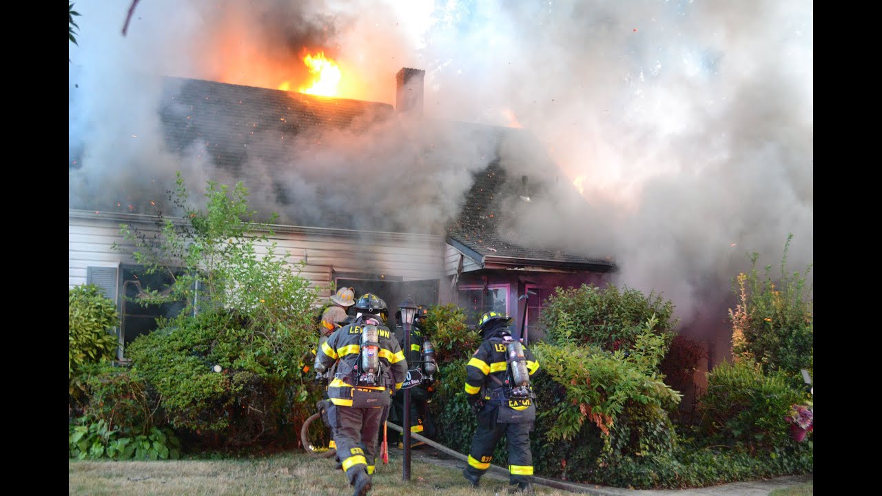 **EARLY ARRIVAL & HEAVY FIRE** Levittown F.D. Working House Fire!