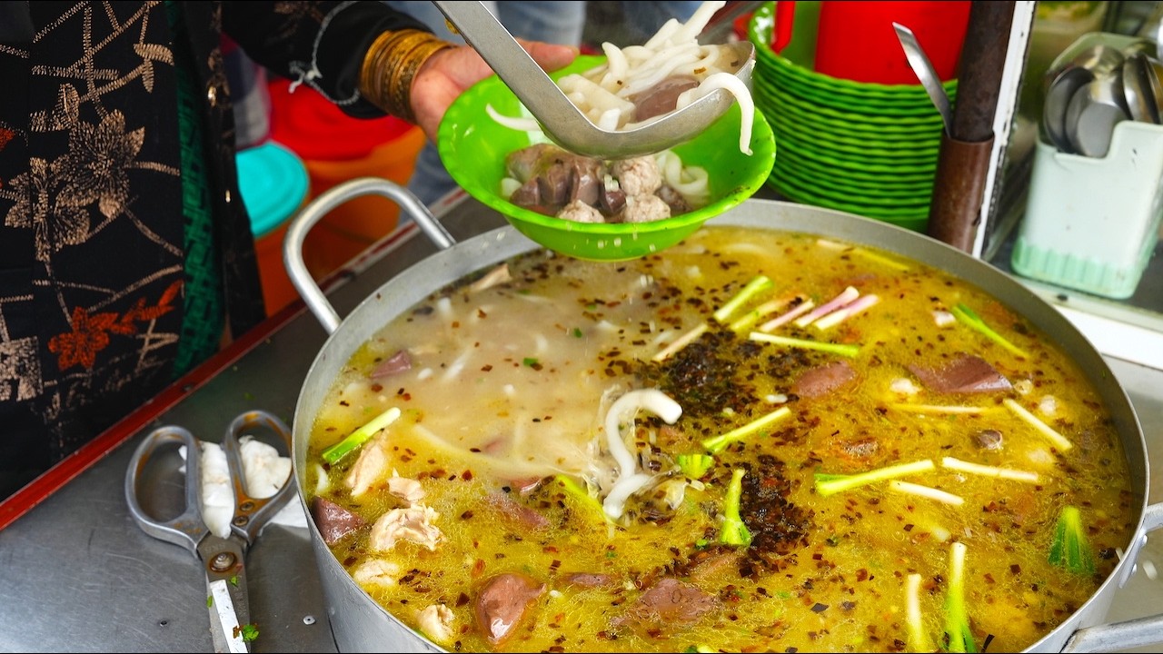 Choáng khủng xe bánh canh 2 tiếng bán hết 11 nồi cùng 15 con vịt