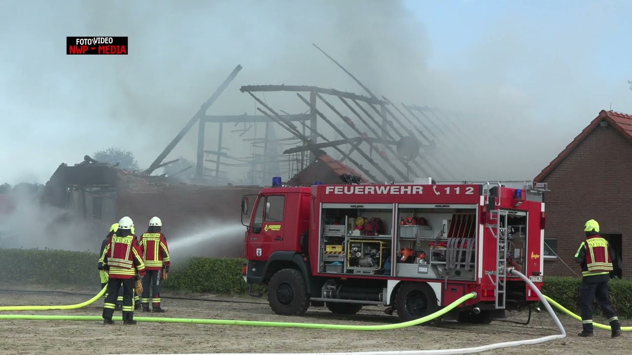 Große Merzweckscheune geht in Flammen auf - Feuerwehr löscht von allen Seiten - Hoher Schaden