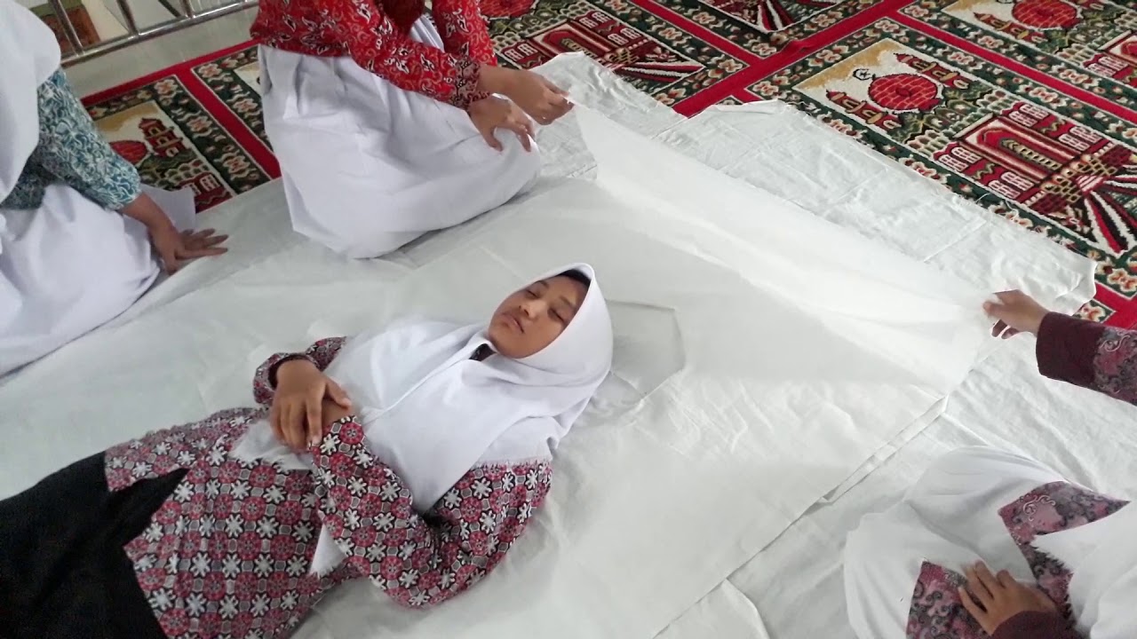 CARA MENGKAFANI JENAZAH WANITA