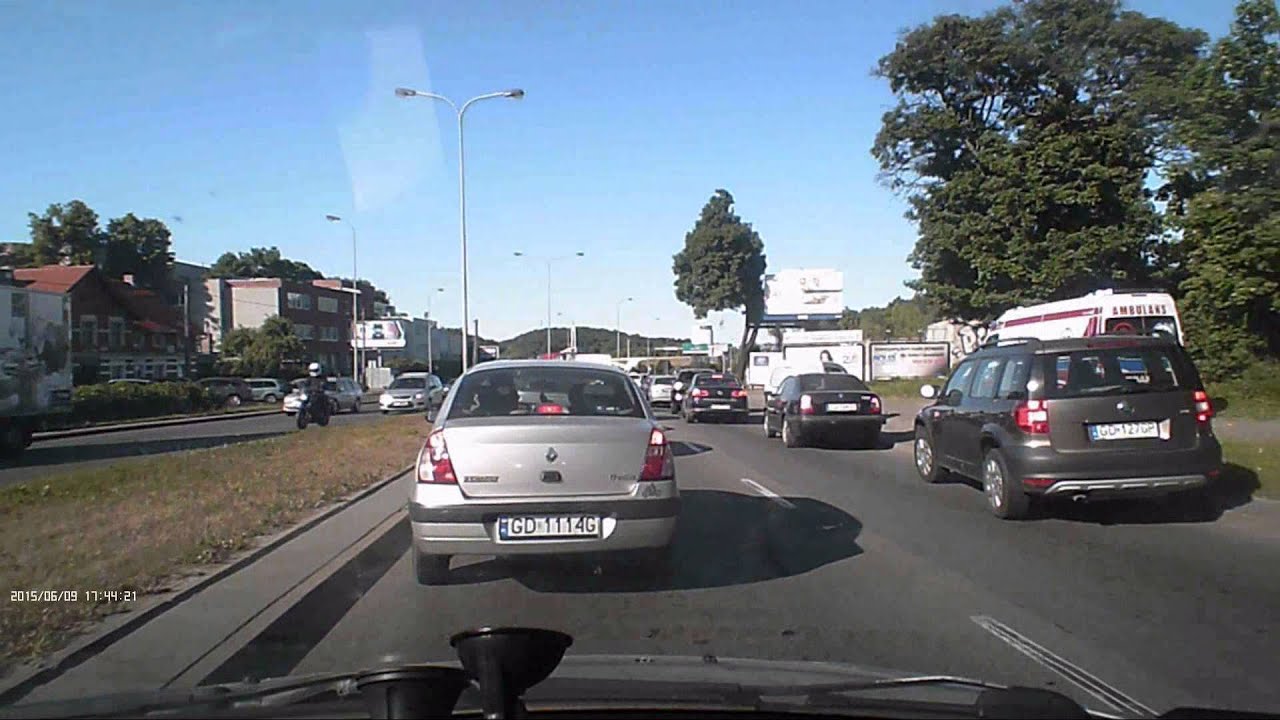 Sprytny kierowca karetki radzi sobie z korkiem