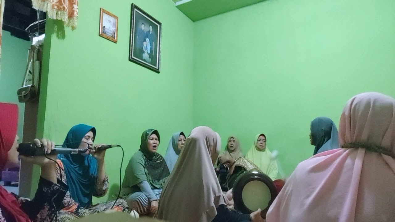 Latihan Mars BKMT pakai gendang rebana