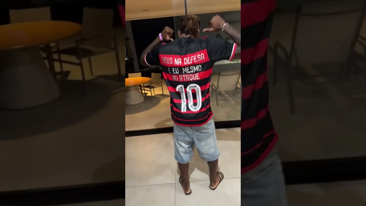 NAQUELE PIQUE! 😂🔴⚫ Rafael Le&atilde;o gostou mesmo de usar o manto do Flamengo, hein! #shorts