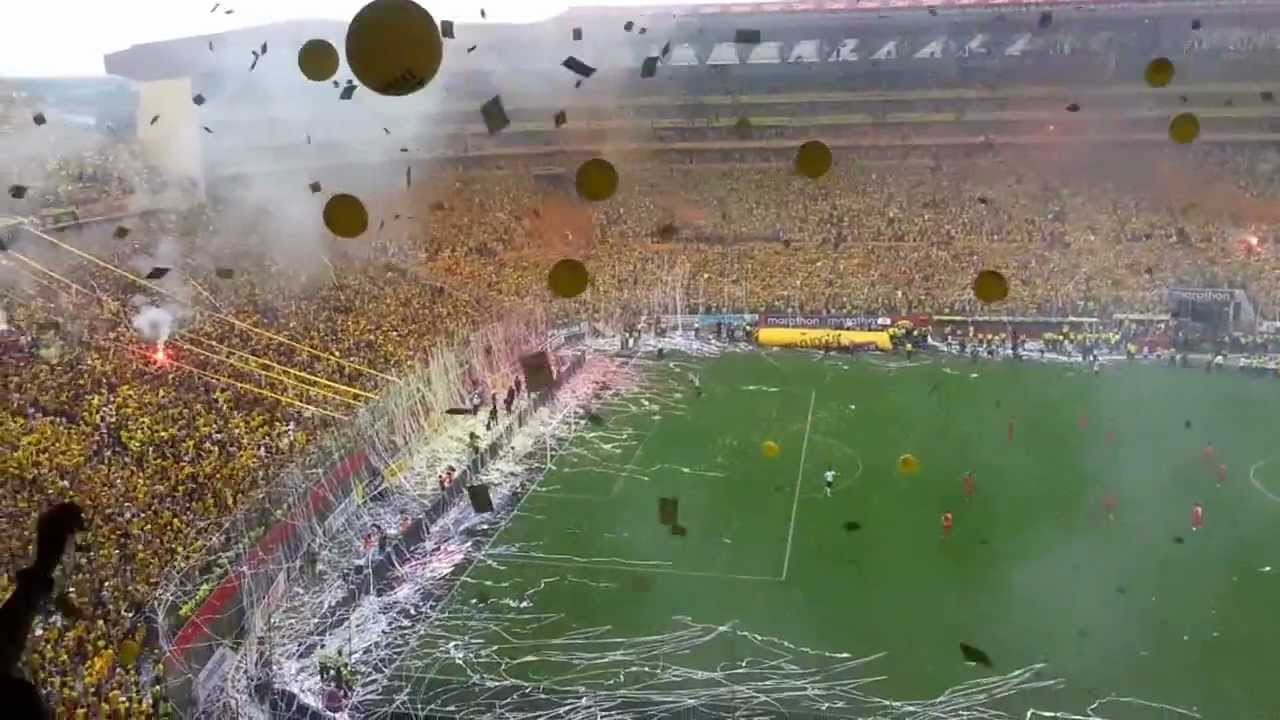 Salida de Barcelona a la cancha  vs Olmedo para celebrar la 14 y cantando 