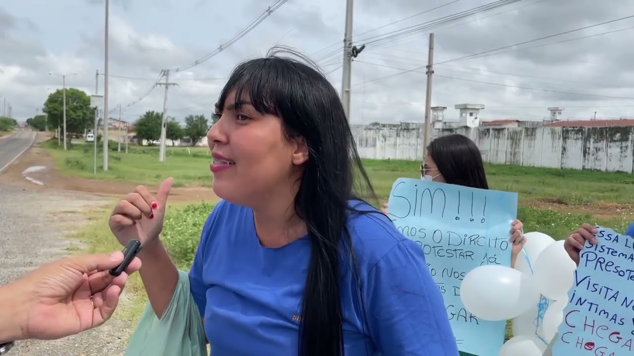 Familiares de presos fazem protesto em frente ao presídio em Caicó.