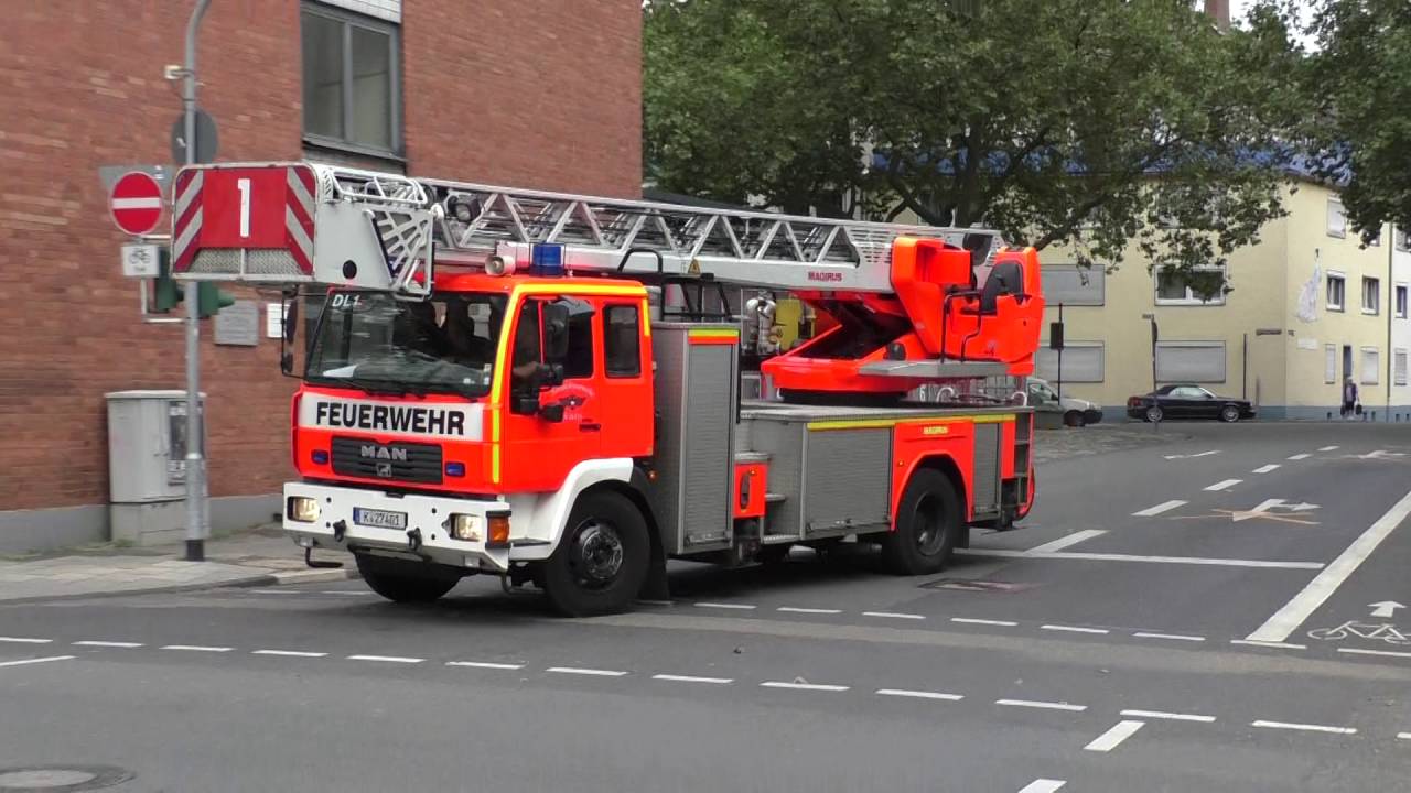 [RTW mit Durchsage an Filmer & RTW kämpft sich durch Stau] VLF + DLK 23/12 + RTW 1 BF Köln FW 1