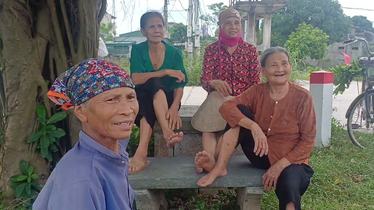 các bà các cô  ngôi chơi trong khi  bão chàn qua