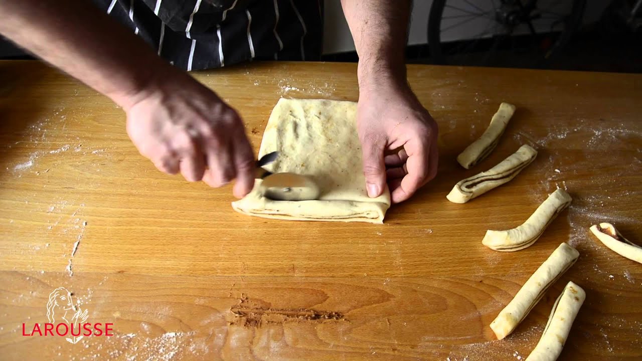 Relleno y formado de unos bollos de cardamomo