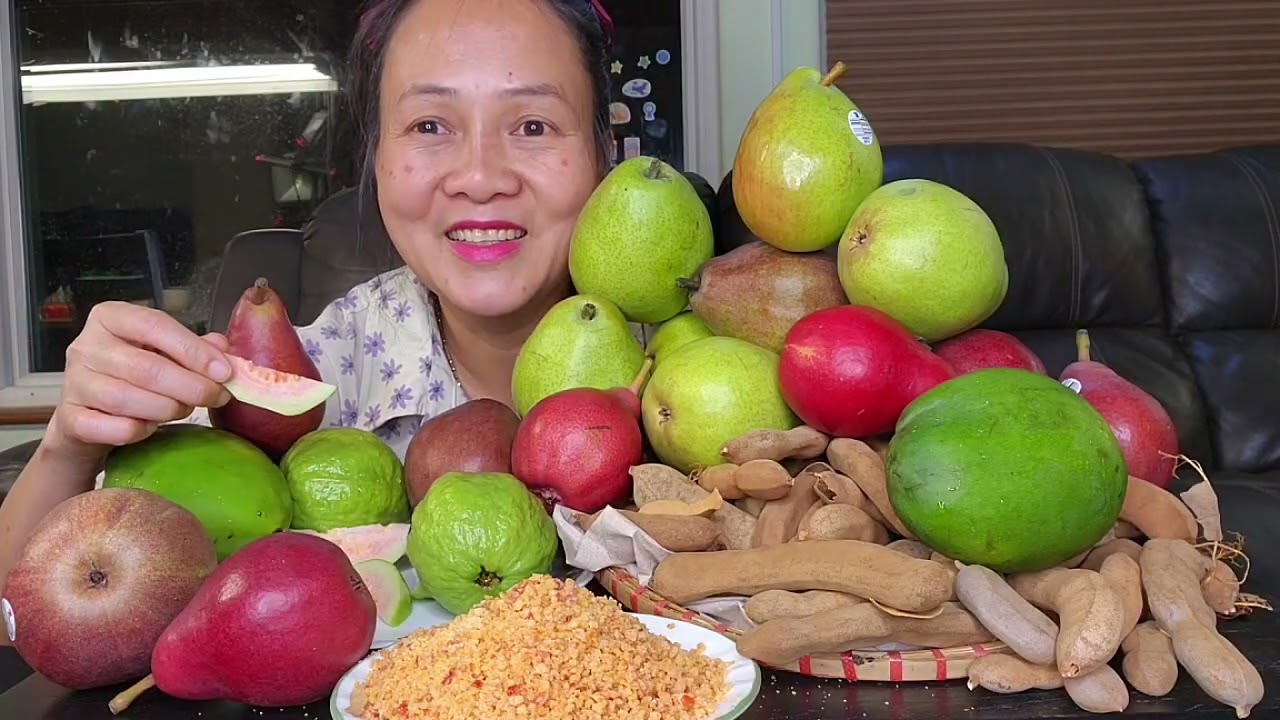 Ăn ổi ruby ruột đỏ, xoài chưa Việt Nam chấm muối Tây  Ninh .lê xanh lê đỏ lê nâu giòn giòn.