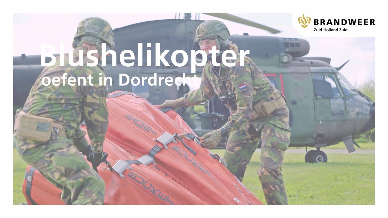 Blushelikopter Koninklijke Luchtmacht oefent in Dordrecht