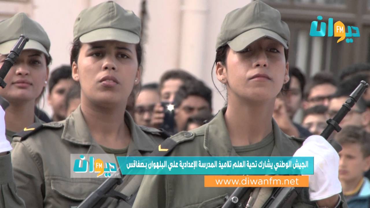 الجيش الوطني يشارك تحية العلم تلاميذ المدرسة الإعدادية علي الب...