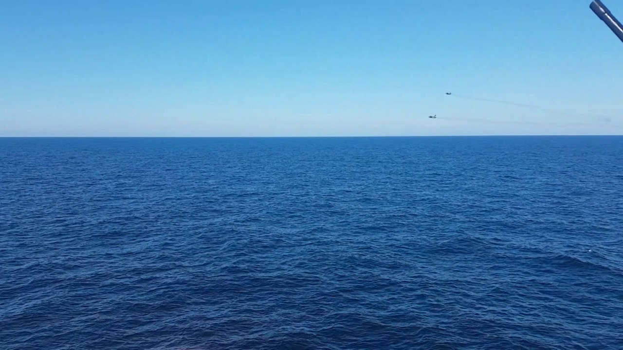 Russische vliegtuigen vliegen langs Zr.Ms. Evertsen