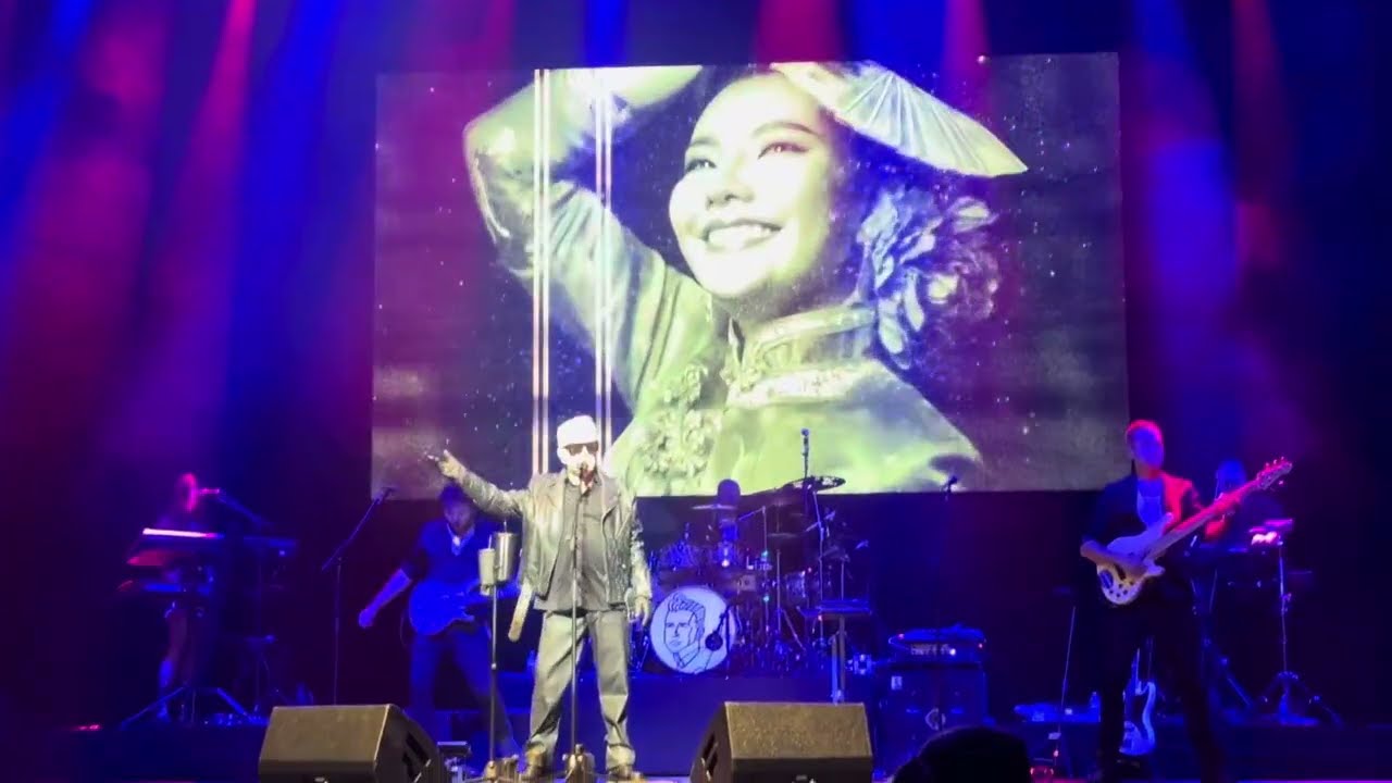 Holly Johnson - Opening Medley / Warriors of the Wasteland - 27-10-2023 - The London Palladium