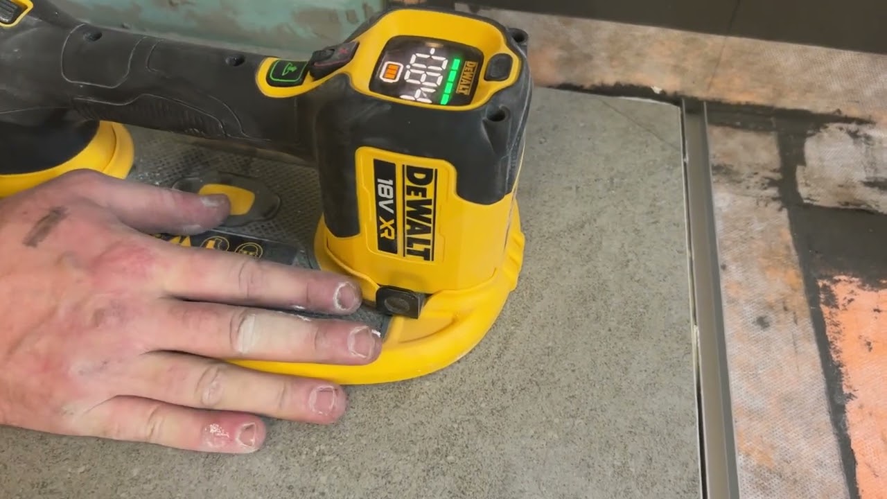 R&eacute;aliser une paroi de douche avec fixation invisible  - Schl&uuml;ter&reg;-LIN-AQUA