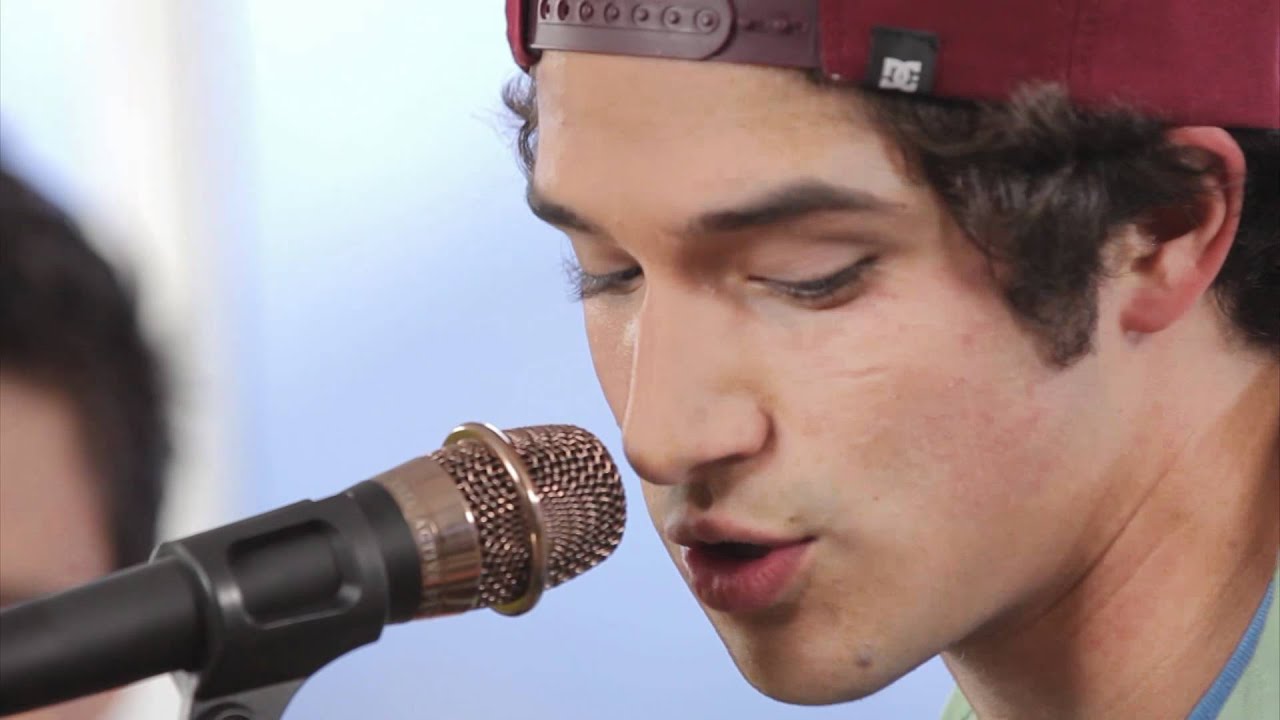 Lost In Kostko Perform 'Molly'