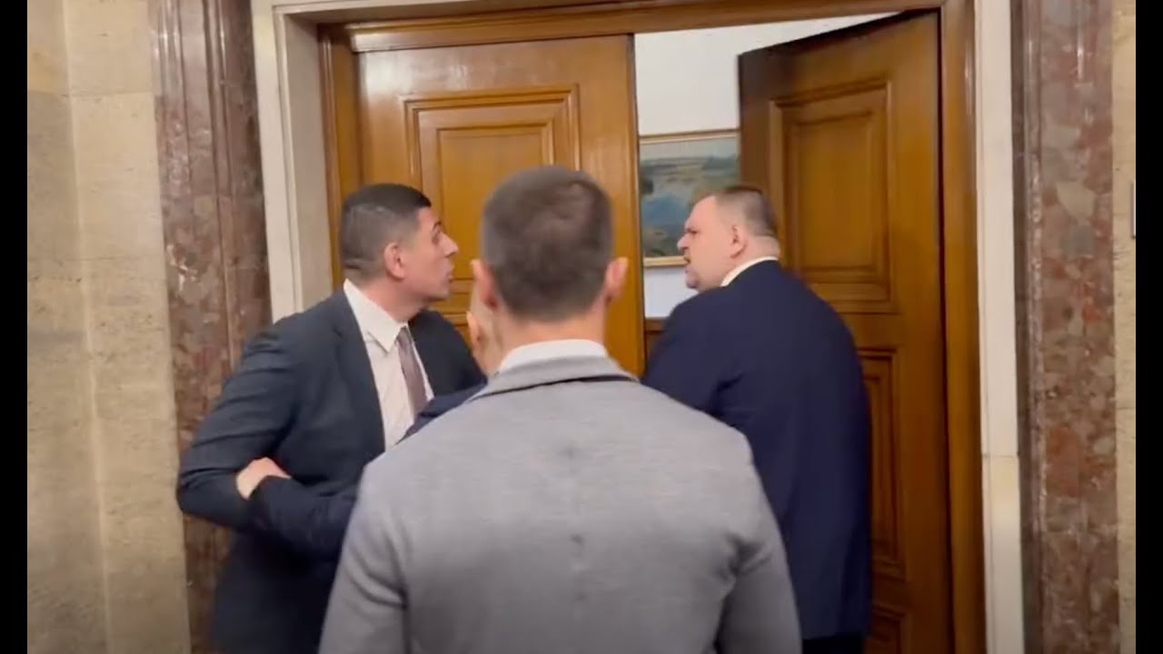 Скандал в НС: Мирчев пресрещна Пеевски пред кабинета му 222А 