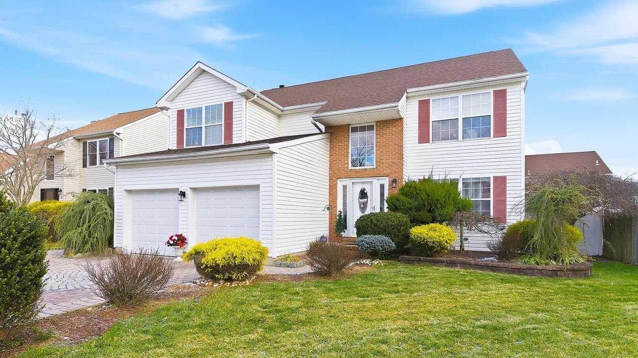 12 Madison Dr, Helmetta, NJ