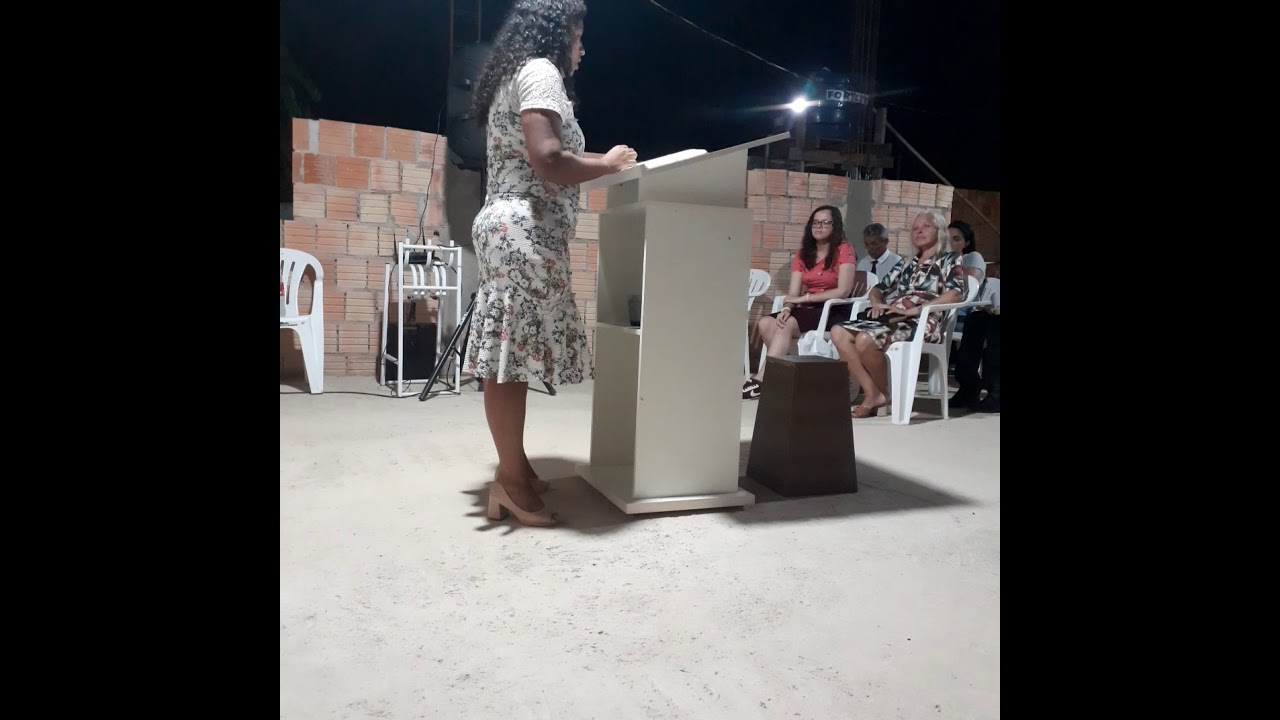 Pastora Sirlene pregando o evangelho  na  AD. FAMA