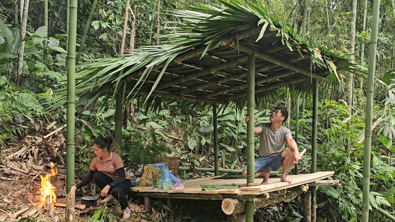 How to build a makeshift bamboo house and saw wood in the forest