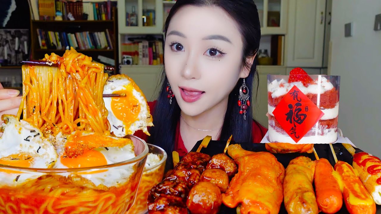 黏糊流心蛋火鸡面+酱串拼盘！手枪腿、芝士棒、鸡皮卷，红红火火开启新年～【小果食Xiao Guo】#mukbang