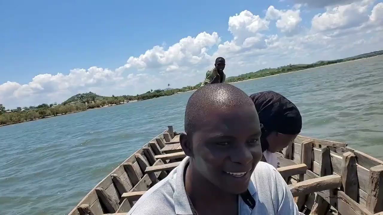 Subi canoa 🛶 em  Memba para conhecer o Homem carregador de motos
