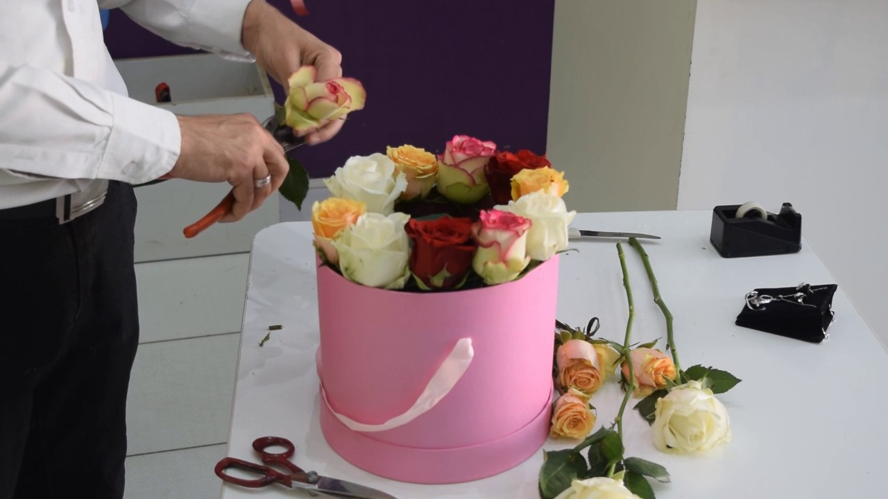 تنسيق هديه مع مجموعه من الورود الجوري في صندوق دائري A bouquet of flowers with a gift