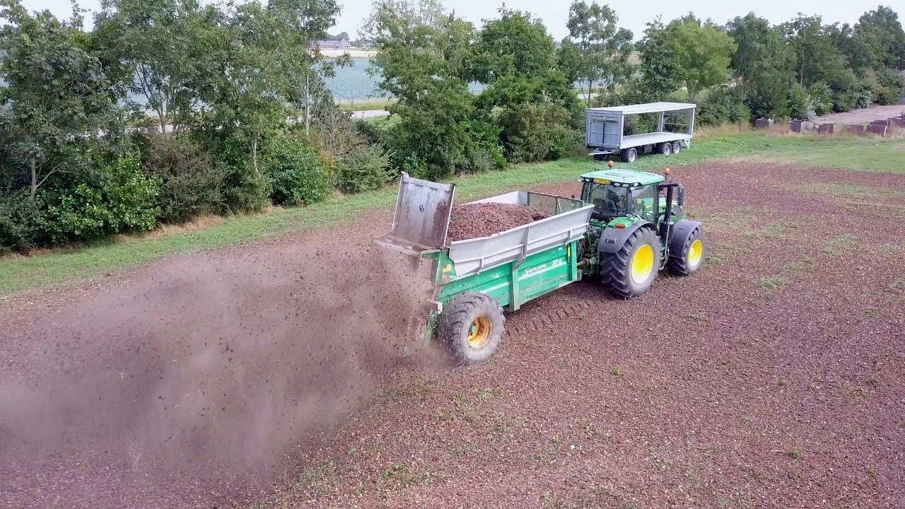 Loonbedrijf Kees Bakker aan het compost strooien met een Samson SP9