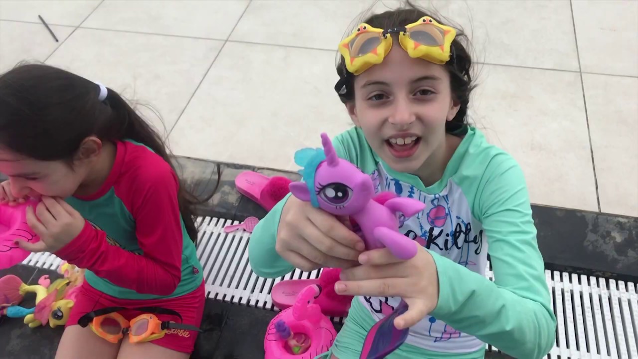 تحدي السباحة بالماء البارد مع العابنا| cold water challenge with 🦄🧜🏻‍♀️