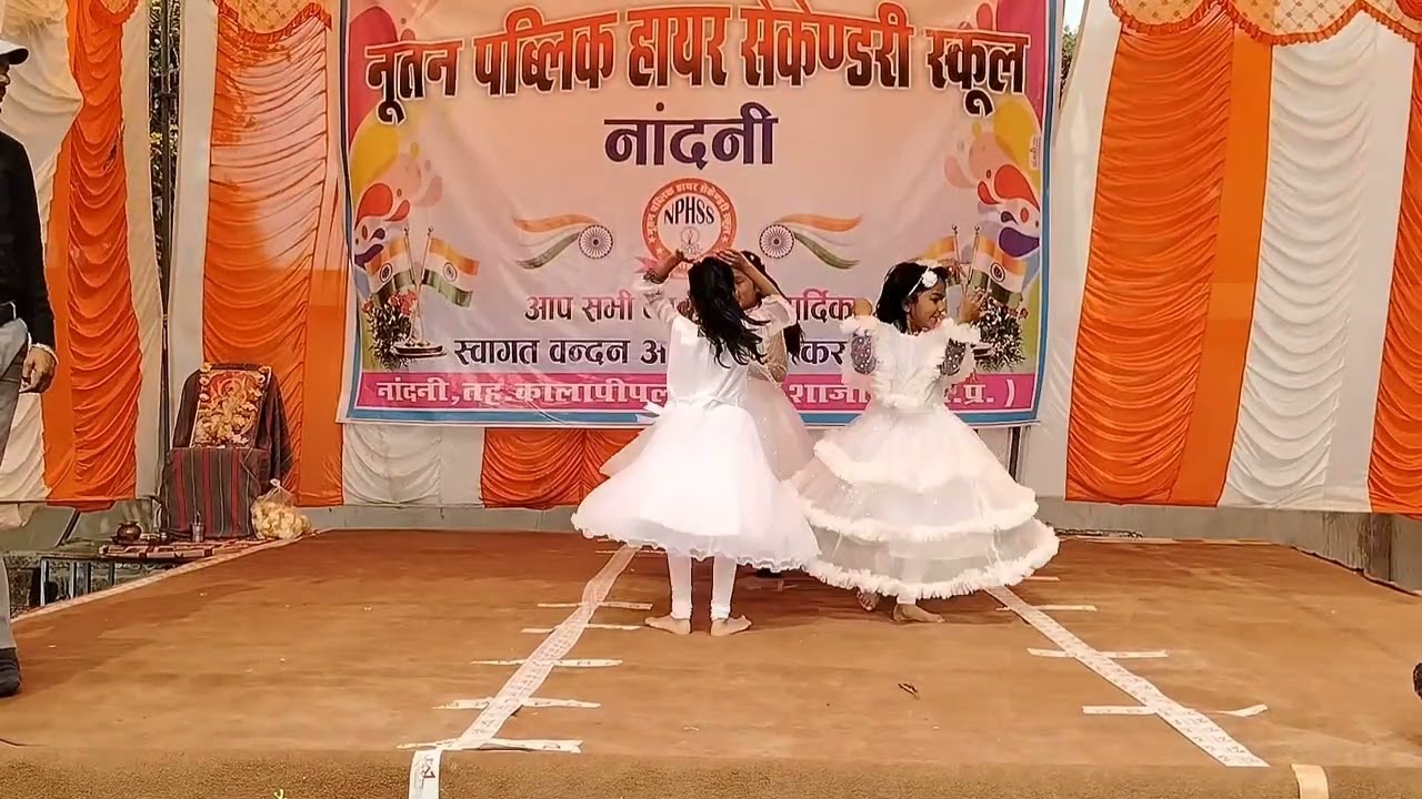 लड़के की तरह लड़की भी मुट्ठी बांधकर 
