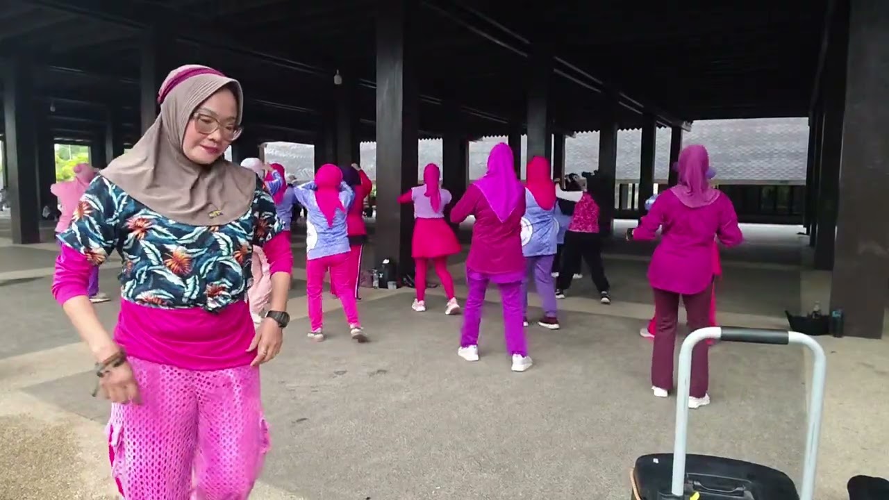 IKAN DALAM KOLAM | ZUMBA | KELAS SENAM KJS GOWA | Inst. RIA RATU MAKASSAR