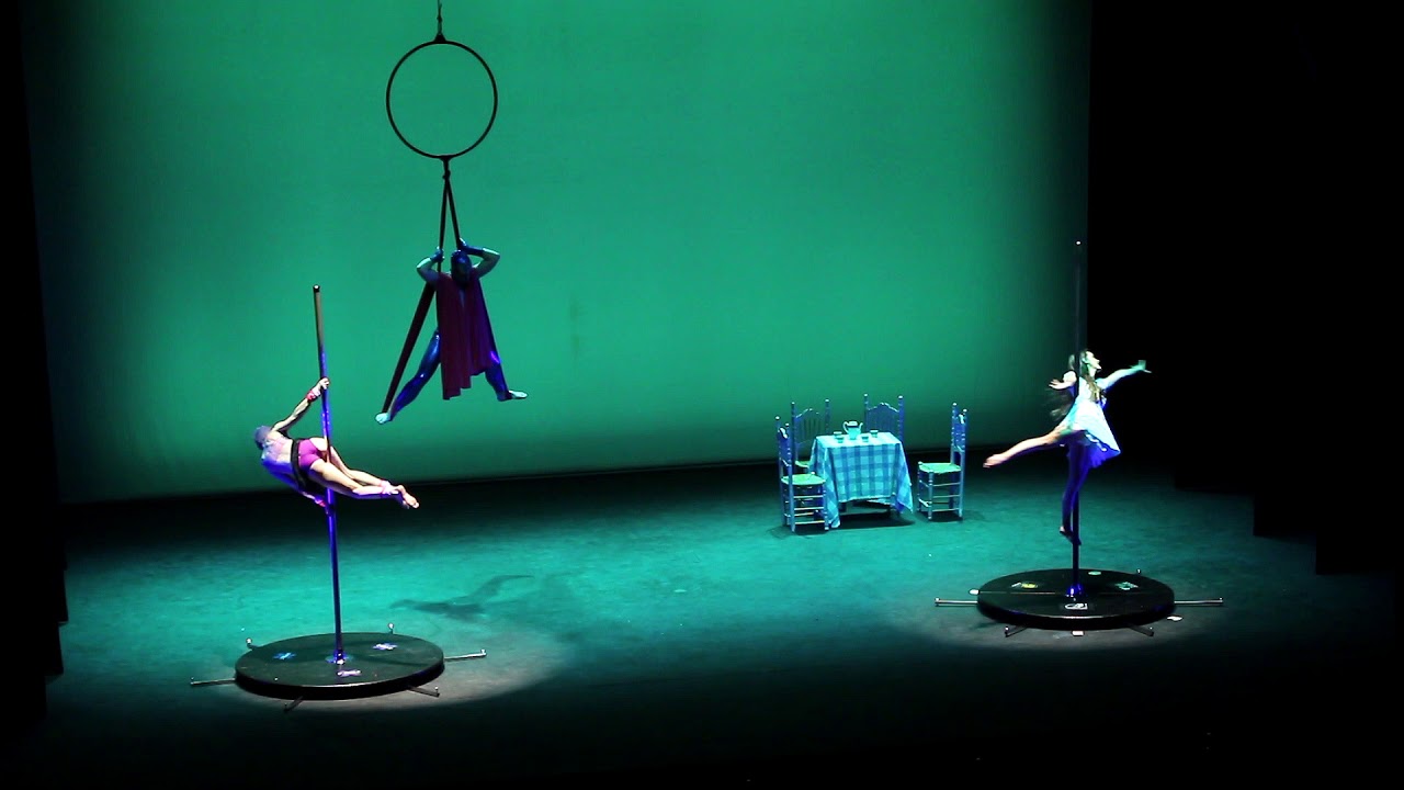Alicia en el país de las maravillas (Pole dance).