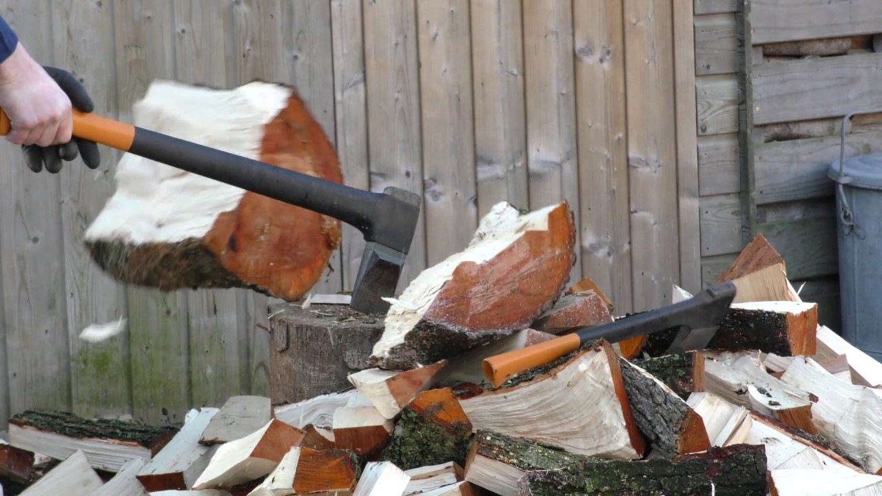 houthakken Fiskars bijl how to split firewood with Fiskars axe