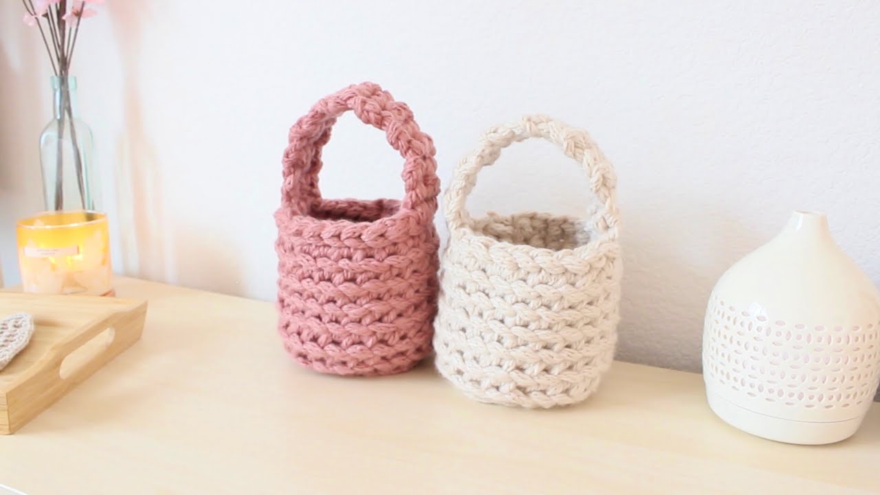 🎀Cute Chunky Winter MIDI Handbag 🎀 {Easy Tutorial} #Crochetbag | Officiallyfrilled