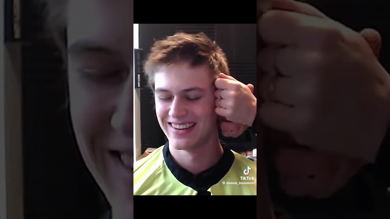 Стрижка и бритьё волос светловолосого мальчика