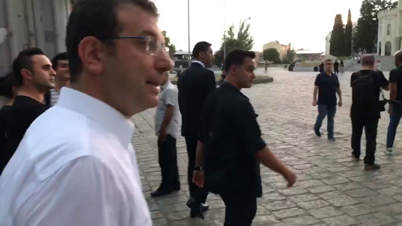 Başkanımız Ekrem İmamoğlu, Beyazıt Meydanı'nda incelemelerde bulunuyor.