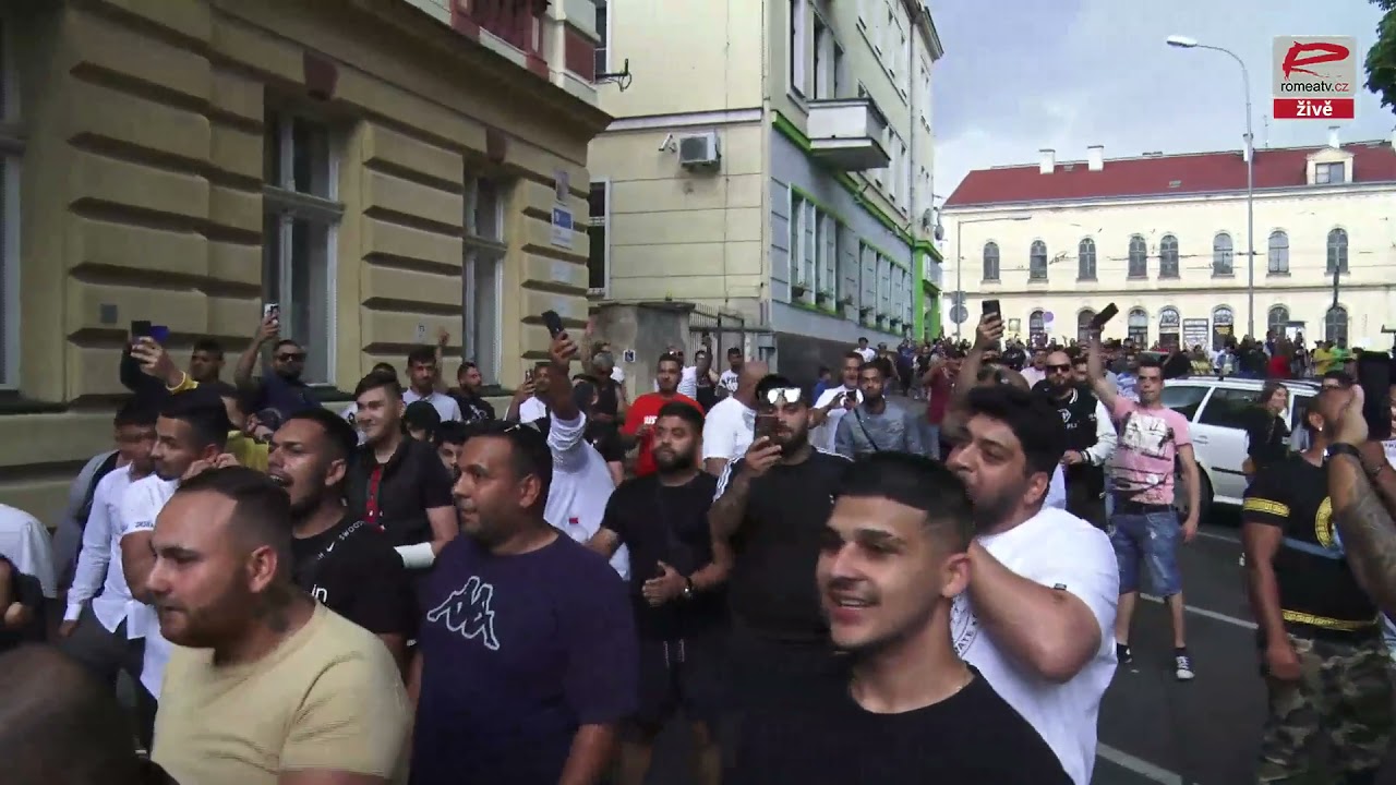 Protestní pochod Romů proti policejní brutalitě v Teplicích